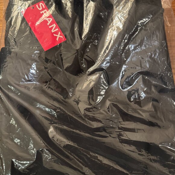 SPANX Air Essentials Travel Blanket in Black| 50” x 60” - Picture 4 of 4
